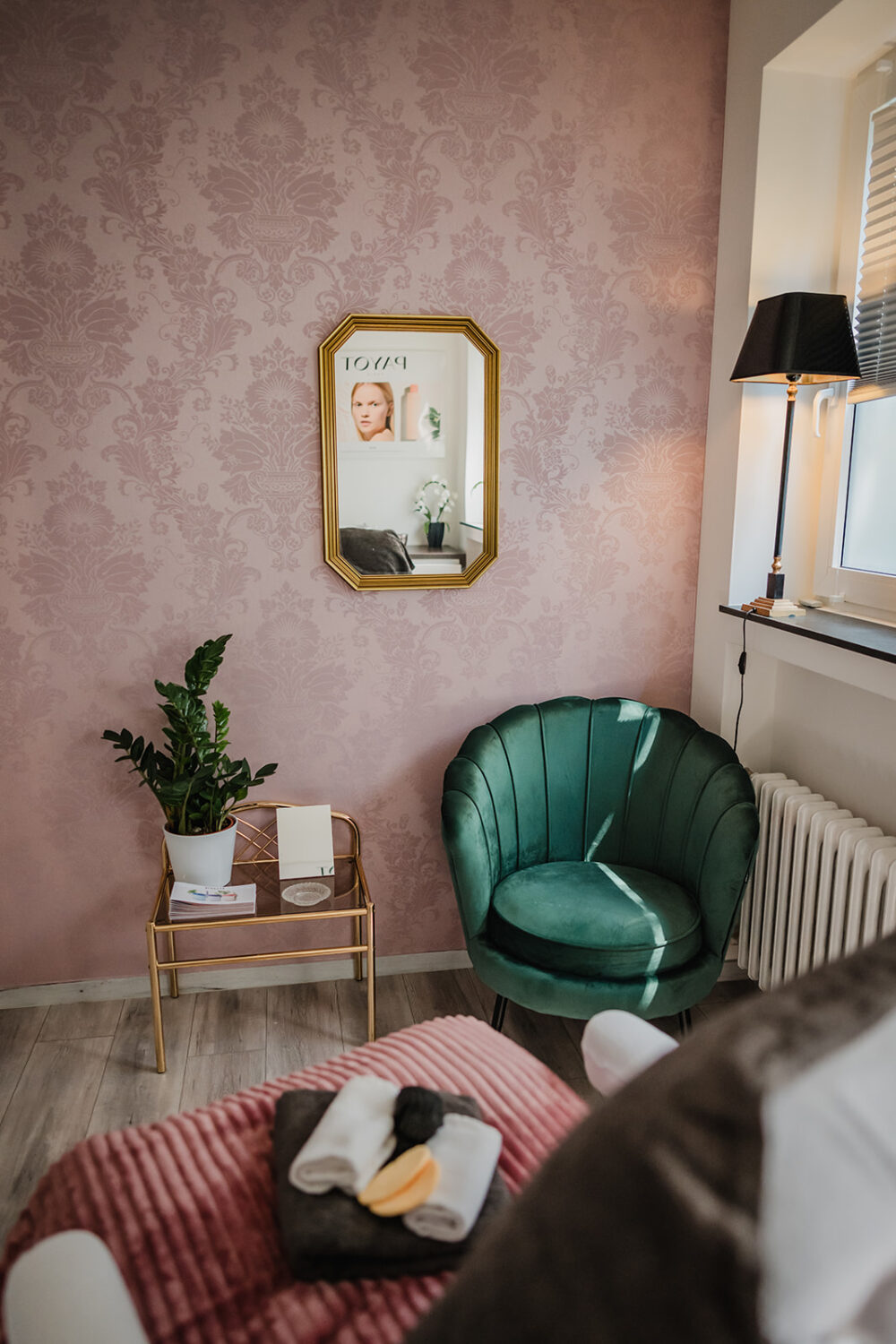 Behandlungsraum eines modernen Kosmetikstudios in Essen