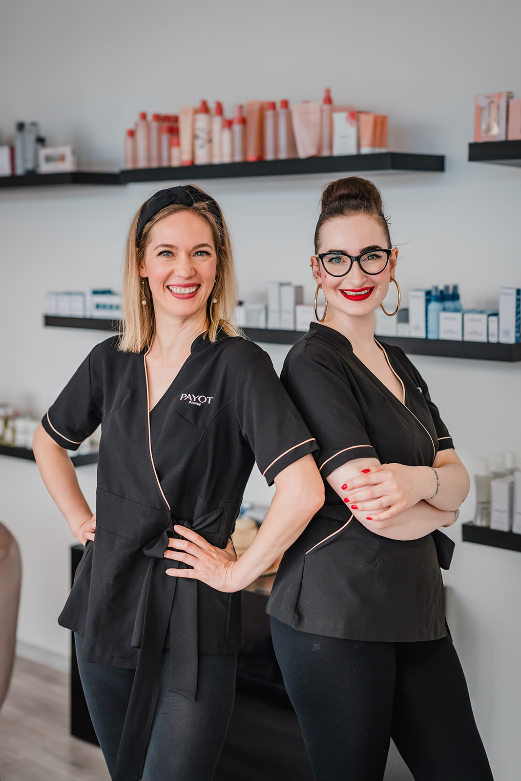 Freundliches Businessportrait eines zweier Kosmetikerinnen aus Essen