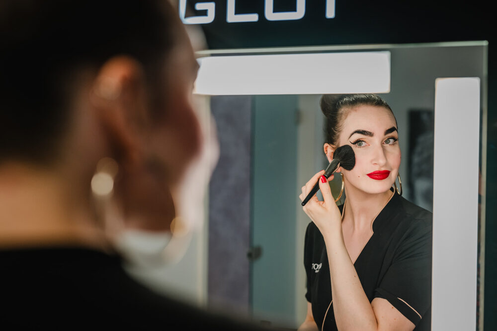 Authentisches Brandingportrait einer Make-Up Artist bei der ARbeit