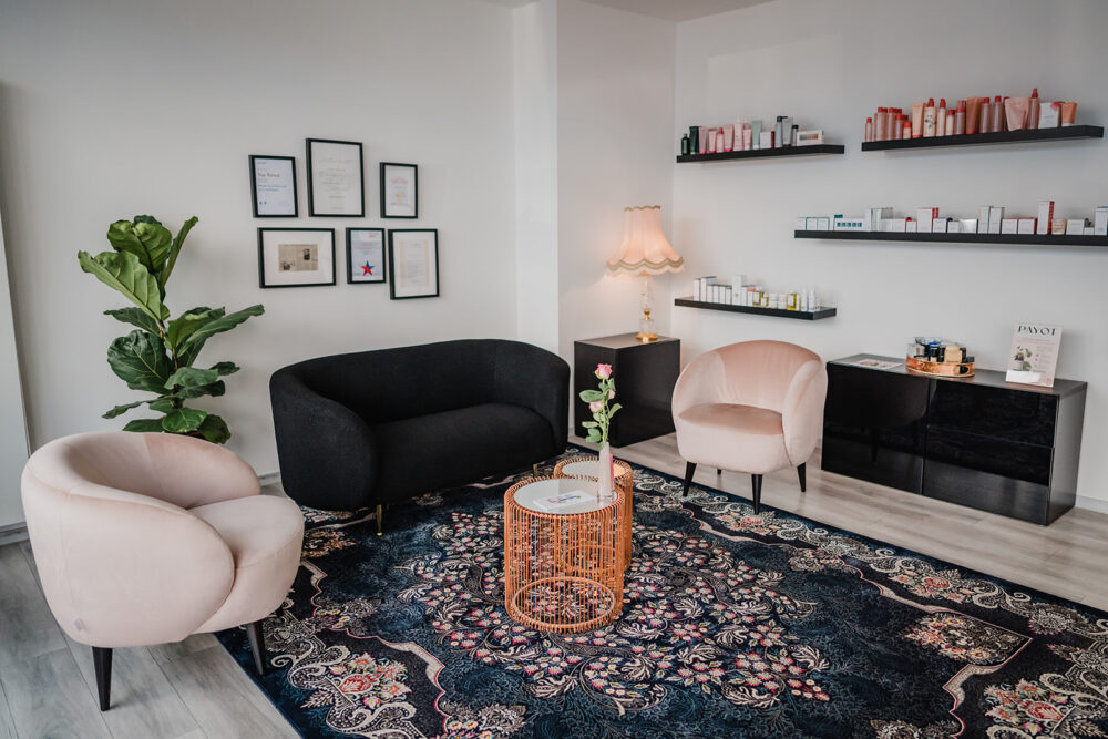 Wartezimmer eines modernen Kosmetikstudios in Essen