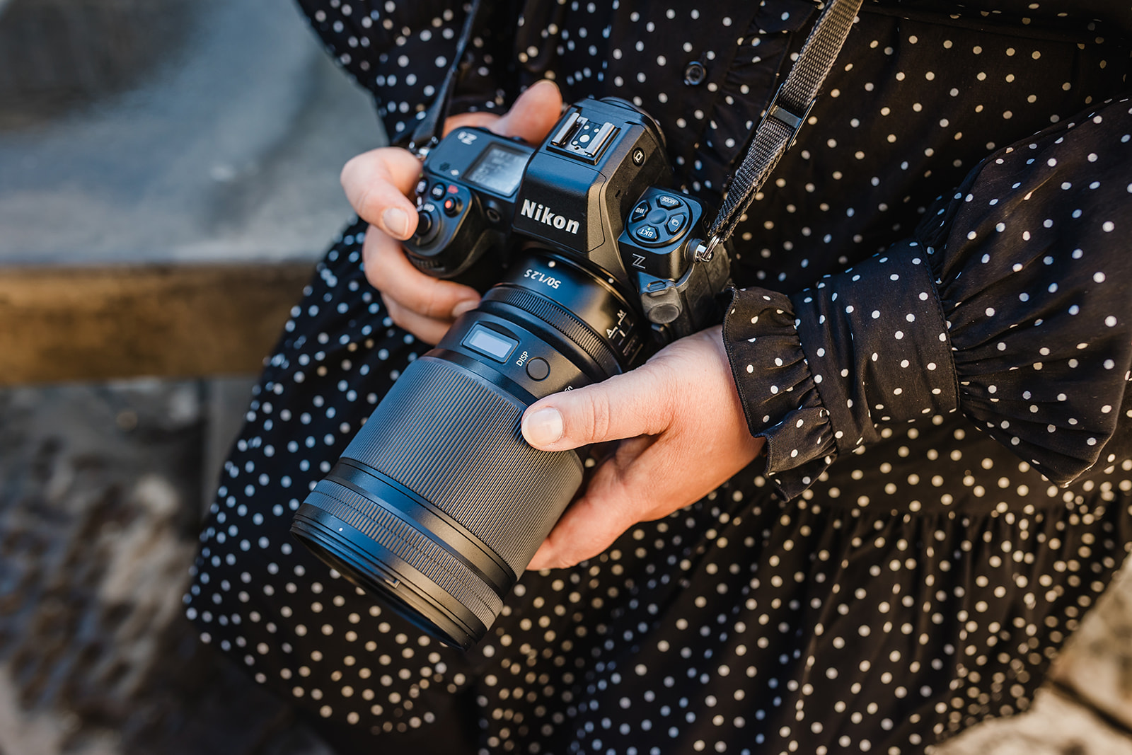 Nikon Kamera liegt auf dem Schoß einer Fotografin aus Hagen Nikon Kamera liegt auf dem Schoß einer Fotografin aus Hagen