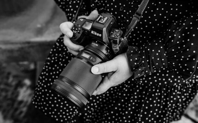 Nikon Kamera liegt auf dem Schoß einer Fotografin aus Hagen